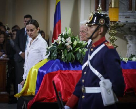 Widow of Uribe Turbay sympathized with families of police officers killed in attacks