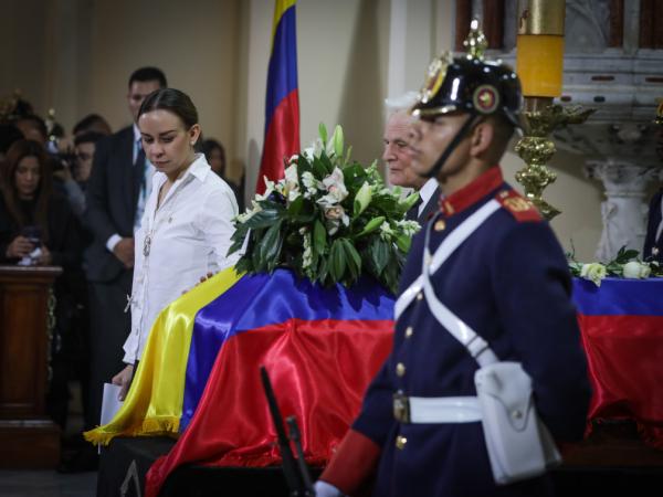 Widow of Uribe Turbay sympathized with families of police officers killed in attacks