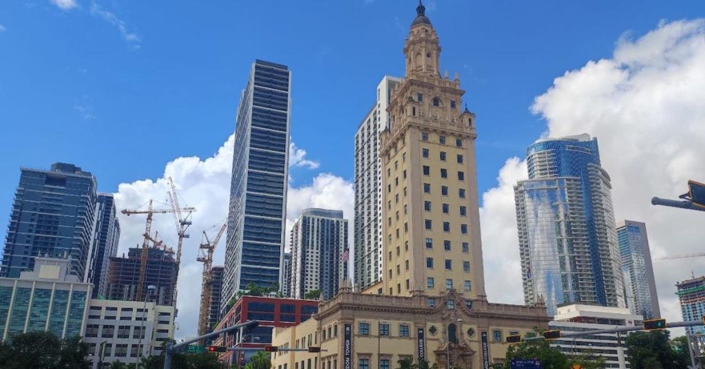 Zenaida and Manuel return to the Torre de la Libertad 60 years later