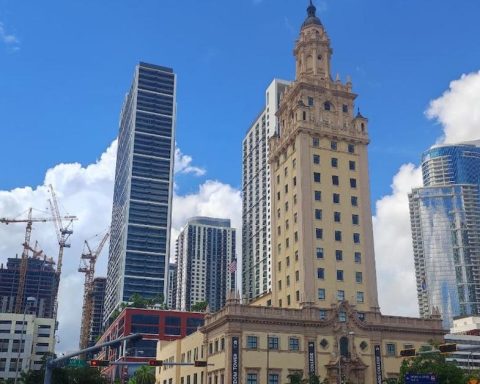 Zenaida and Manuel return to the Torre de la Libertad 60 years later