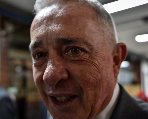 "If the judicial issues allow it, President Uribe will be number 25 on the Senate list": Democratic Center