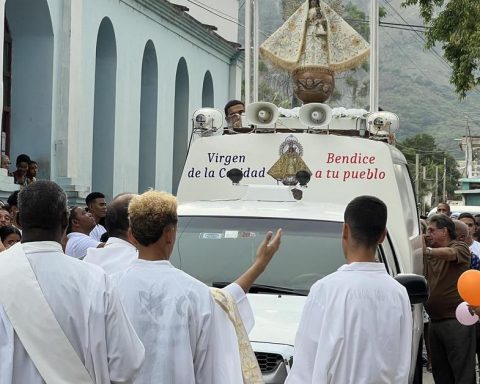 "Today more than ever we ask you for our land"pray from the copper the devotees of the Virgin Mambisa