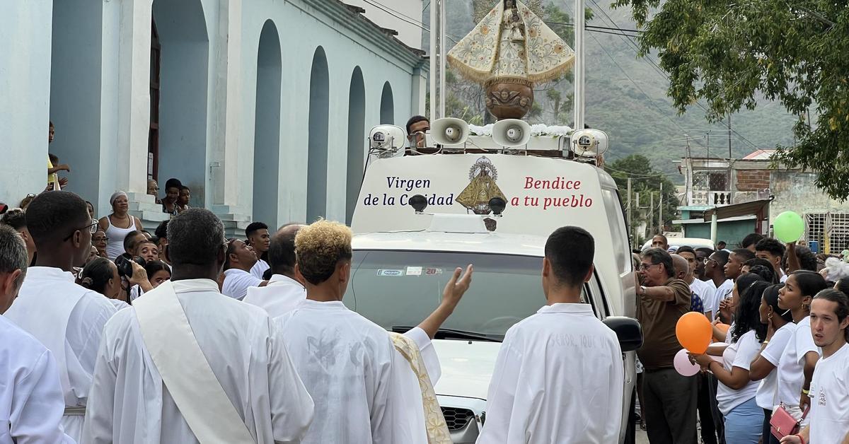 "Today more than ever we ask you for our land"pray from the copper the devotees of the Virgin Mambisa
