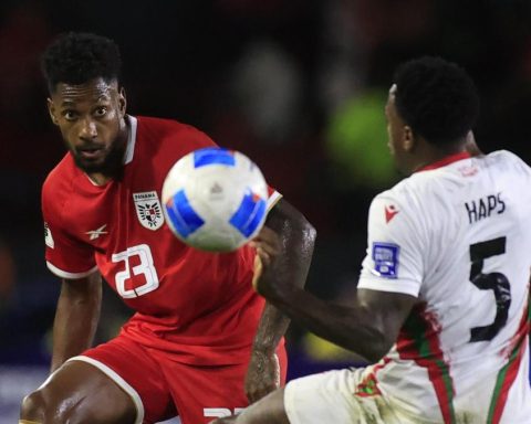 1-1: Panama saves the furniture