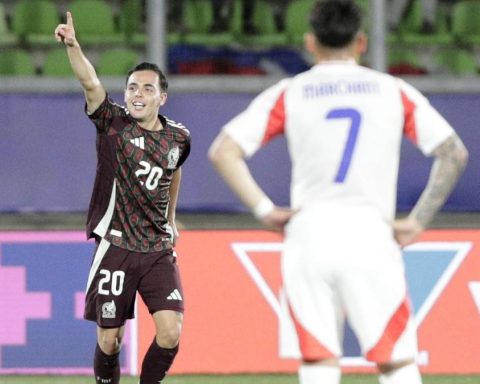 1-4: Mexico strikes down the hosts, Chile