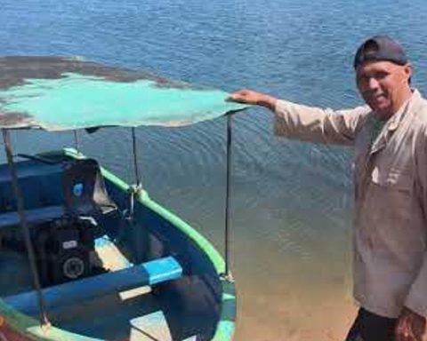 The guajiros of Hanabanilla live to the rhythm of the boats