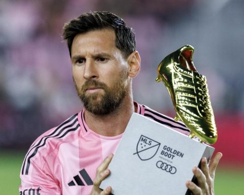 3-1: At Messi's feet