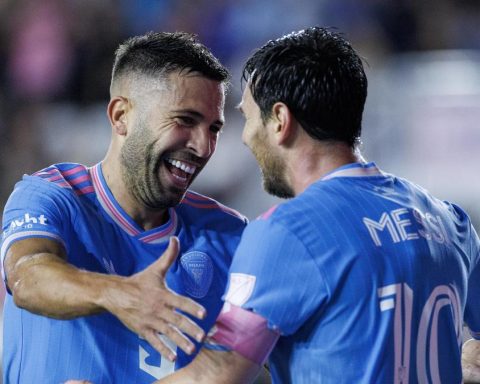 4-1: Show Messi-Alba