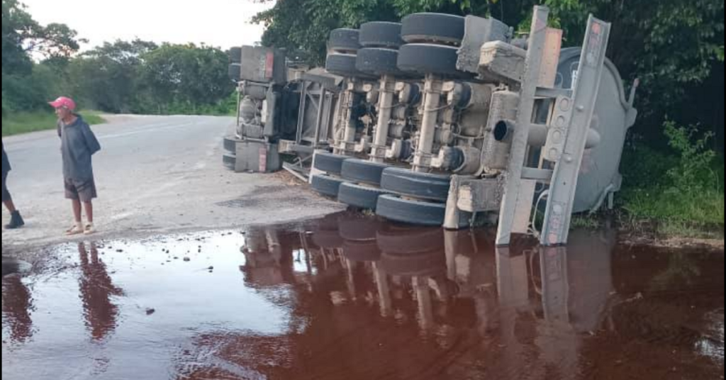 A Cupet harrow overturns on the Vía Blanca with 31,000 liters of crude oil