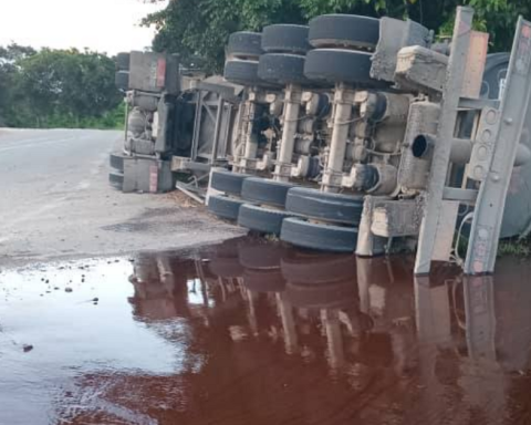 A Cupet harrow overturns on the Vía Blanca with 31,000 liters of crude oil