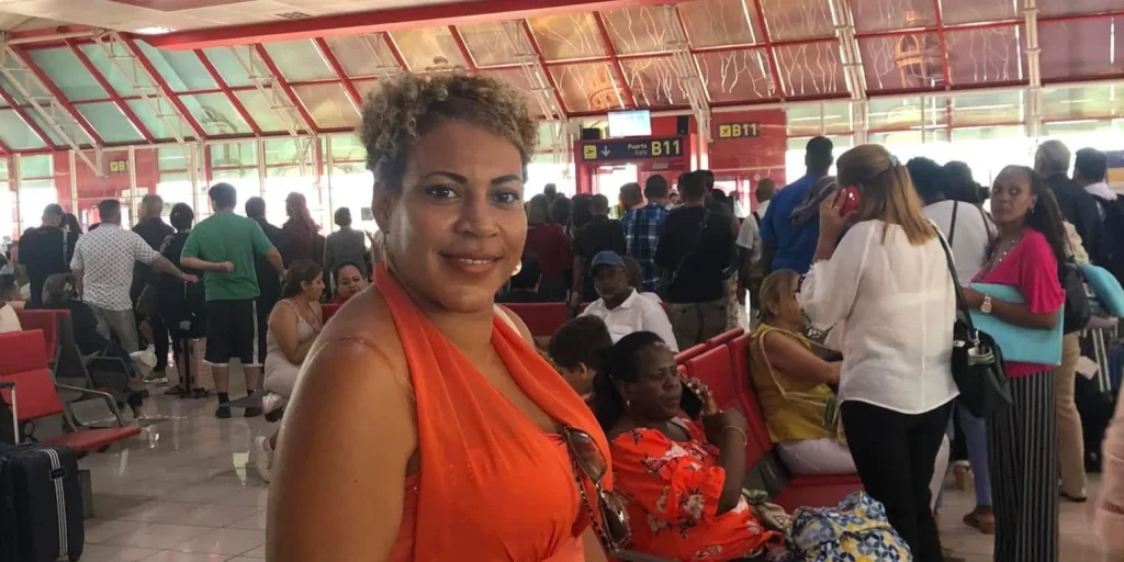 La doctora Zunilda Torres Rodríguez en el Aeropuerto Internacional "José Martí" de La Habana, en julio de 2024, cuando partió de la Isla a México