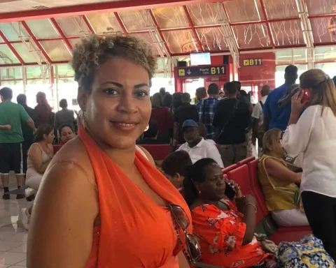 La doctora Zunilda Torres Rodríguez en el Aeropuerto Internacional "José Martí" de La Habana, en julio de 2024, cuando partió de la Isla a México