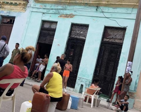 A dozen women close a street in Regla due to the lack of water