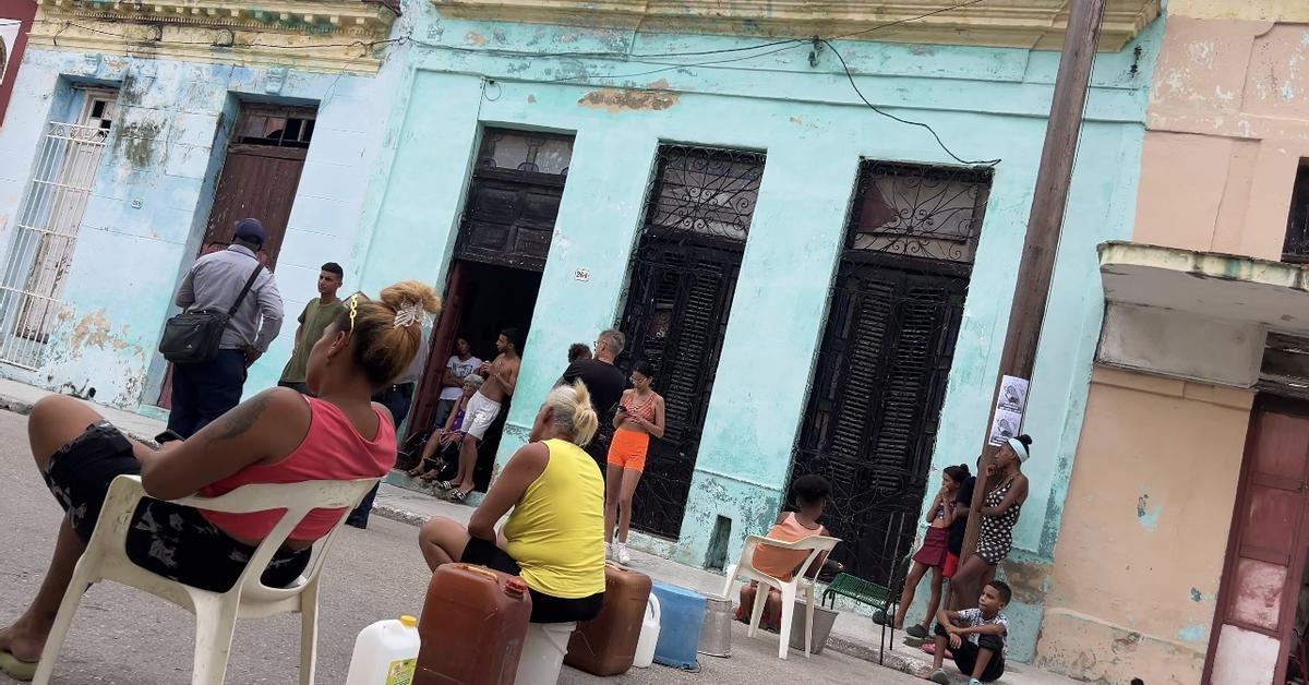 A dozen women close a street in Regla due to the lack of water
