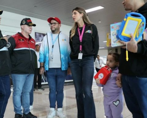 A girl “kidnapped” by the US arrives on a flight with 167 deported migrants this #10Oct