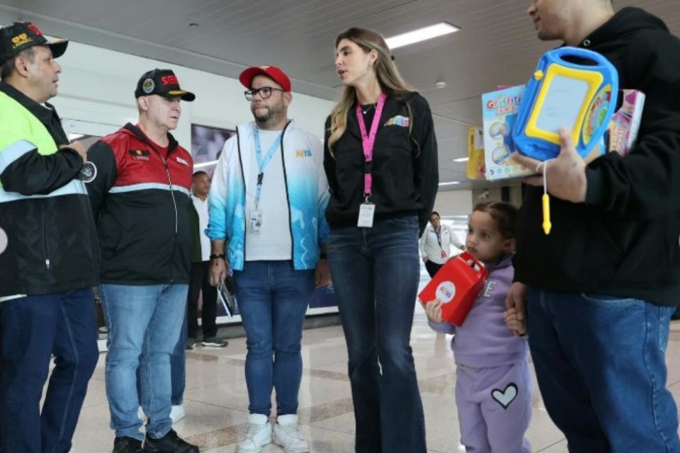 A girl “kidnapped” by the US arrives on a flight with 167 deported migrants this #10Oct