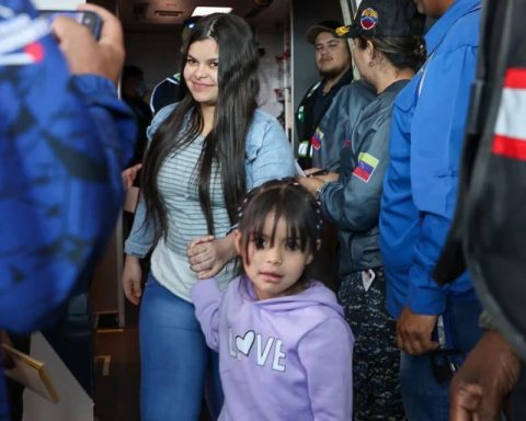A “kidnapped” girl returns to the country from the US on a migrant deportation flight