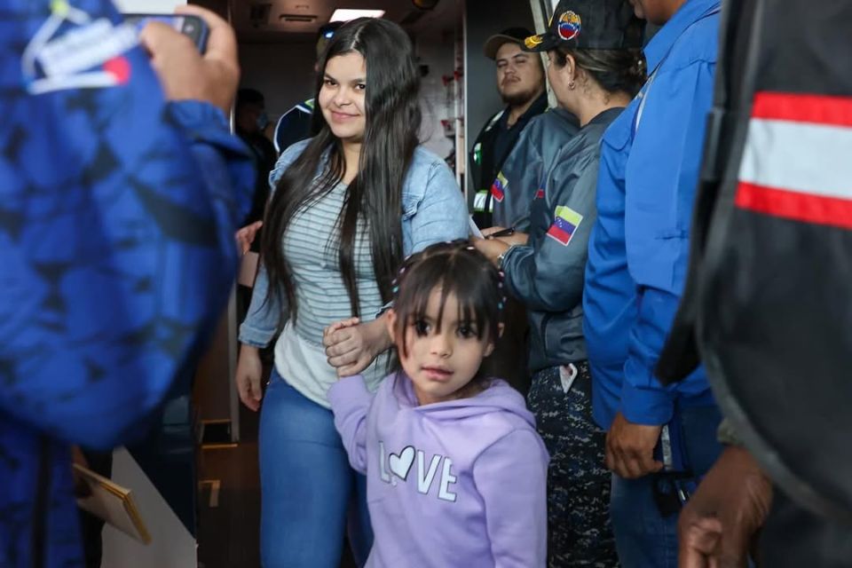 A “kidnapped” girl returns to the country from the US on a migrant deportation flight