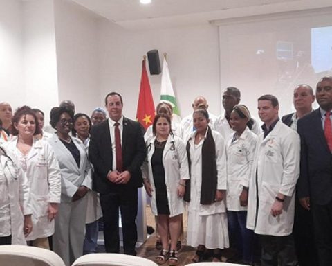 A new card and the same trap: Cuban doctors in Angola are still unable to charge in dollars