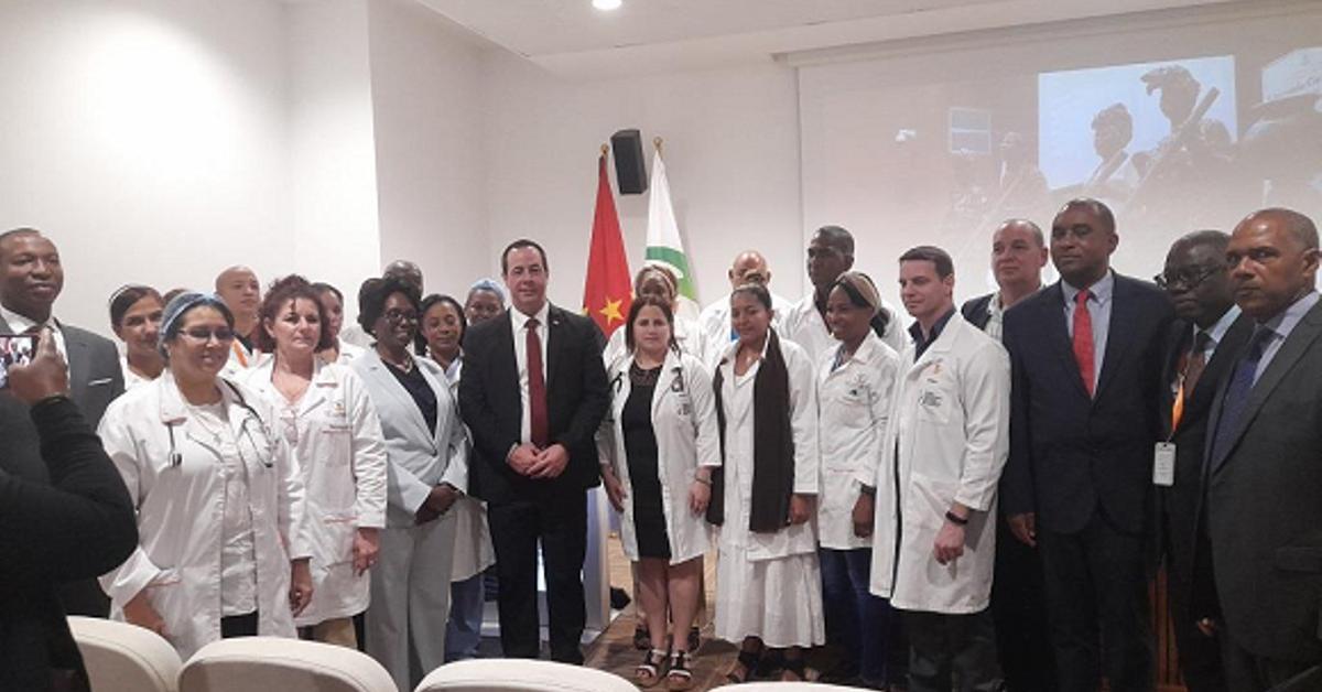 A new card and the same trap: Cuban doctors in Angola are still unable to charge in dollars