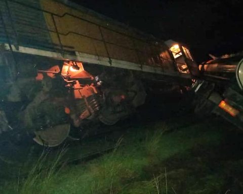 A train derails after colliding with a Cupet pipe carrying 24,000 liters of diesel
