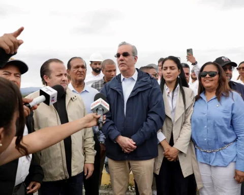 Abinader supervisa presas del Cibao ante pronóstico de lluvias por huracán Melissa
