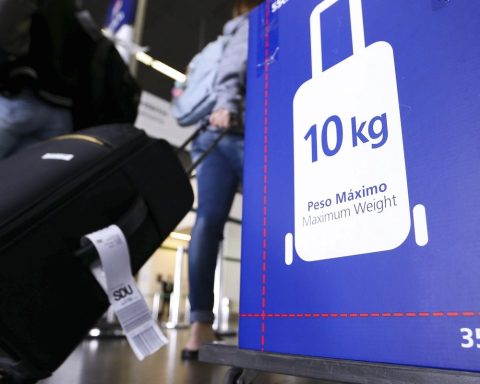 Airlines will have to explain changes to carry-on baggage charges