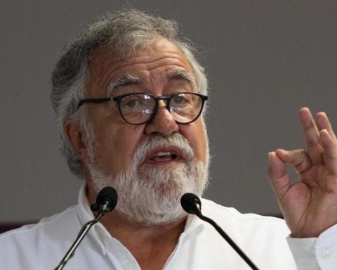 Alejandro Encinas is ratified as an ambassador to the OAS and protests in the Senate