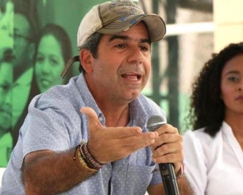 Alex Char announced that he will recognize Steven Castellanos Ramos as his son