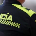 An injured police uniformed leaves Buriticá (Antioquia)