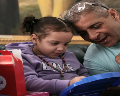 la presidenta de la Gran Misión Vuelta a la Patria (GMVP), Camilla Fabri, junto a las autoridades venezolanas, recibió a la niña