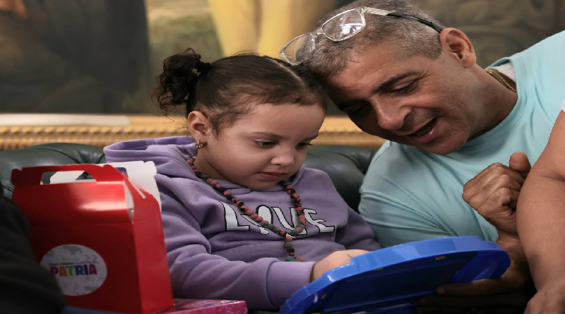 la presidenta de la Gran Misión Vuelta a la Patria (GMVP), Camilla Fabri, junto a las autoridades venezolanas, recibió a la niña