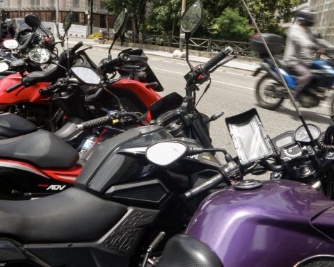 App workers earn more, but have longer working hours