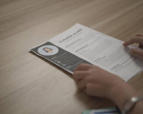 Are you looking for work? The benefits and problems (many) of creating your resume with AI