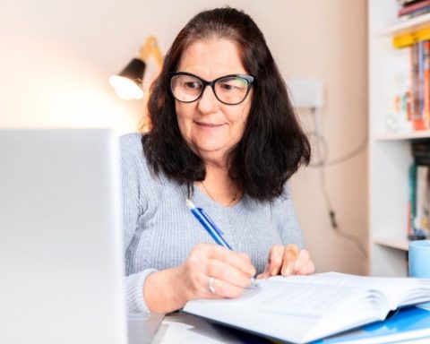 Are you over 50 years old and want to study? So you can get a scholarship of up to 100% in the first