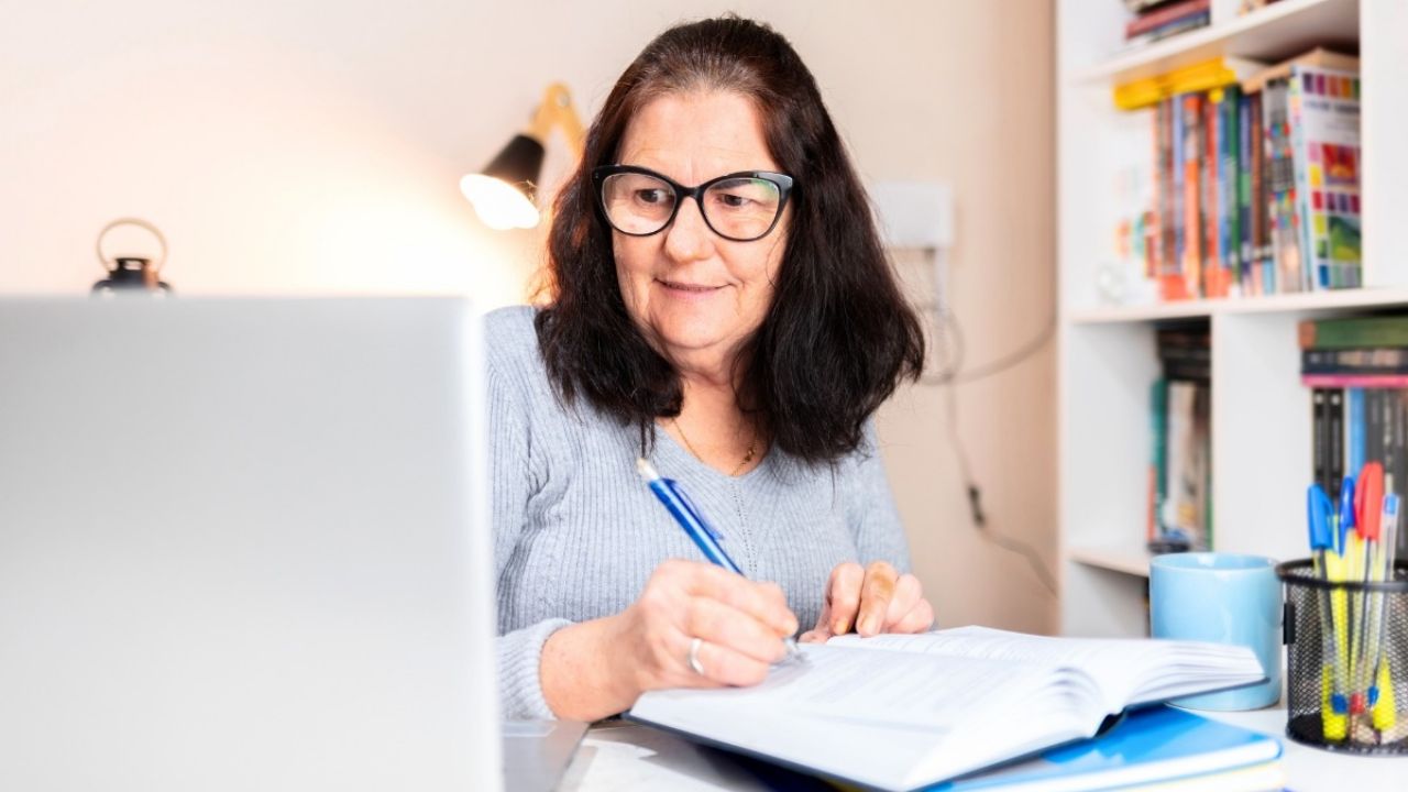 Are you over 50 years old and want to study? So you can get a scholarship of up to 100% in the first