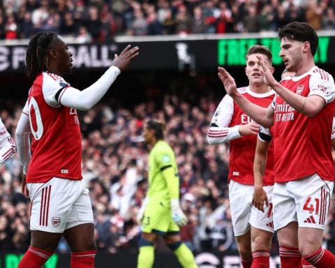 Arsenal dominates West Ham, but losing his captain again