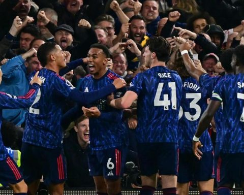 Arsenal wins the derby against Fulham 0-1 and remains leader of the Premier