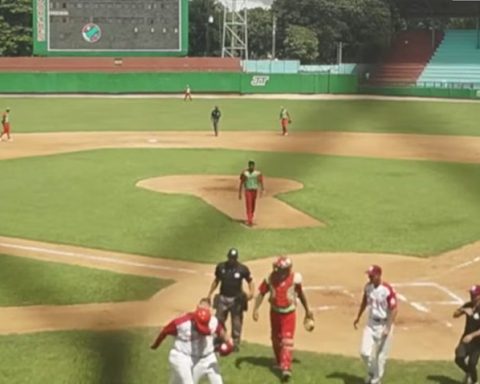 Bateador reacciona a un pelotazo en la cara del lanzador sancionado