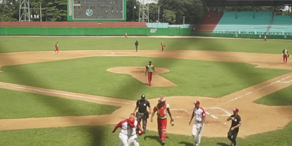 Bateador reacciona a un pelotazo en la cara del lanzador sancionado