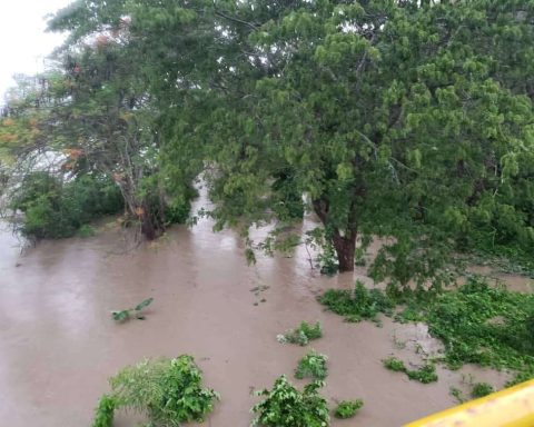 Authorities and residents of Sagua de Tánamo search for two men missing after a river flood