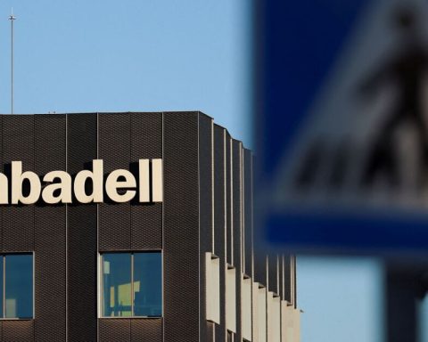 Banco Sabadell rejects the improved OPA of its rival BBVA