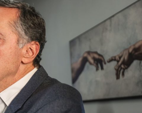 Barroso feels ill and is admitted to a hospital in Brasília