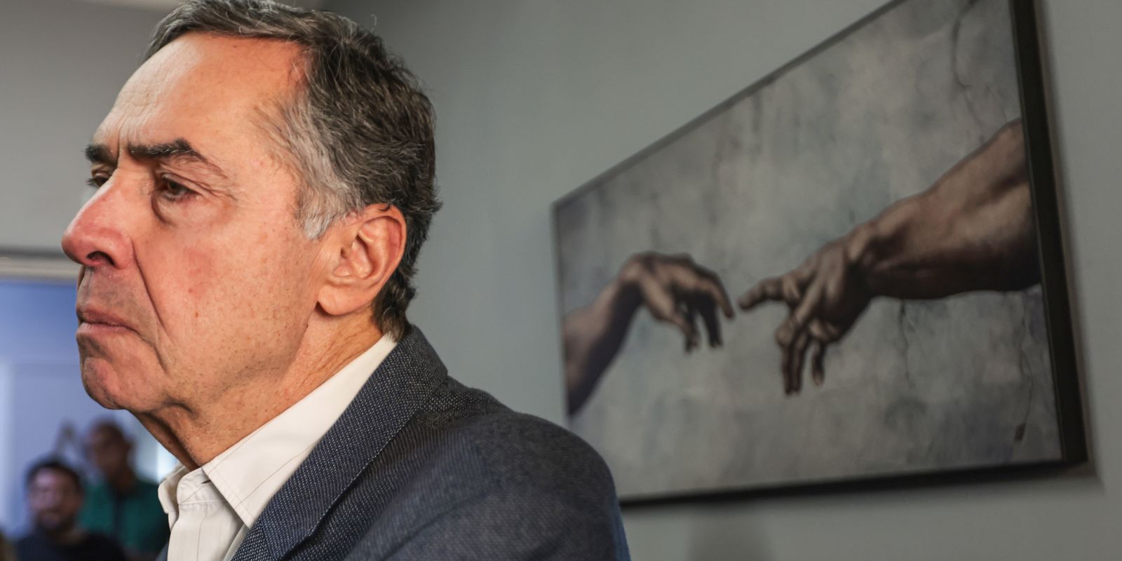 Barroso feels ill and is admitted to a hospital in Brasília