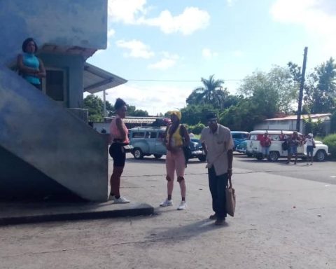 Between blackouts and a shortage of buses, traveling from Matanzas has become an act of faith