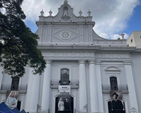 Between devotion and discouragement: this is how Caracas residents wait for the canonization of their two saints