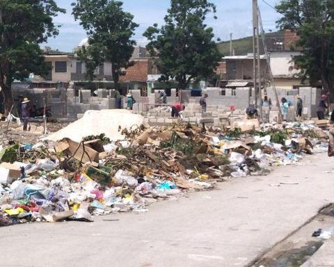 Between dirty water and garbage they build a new market in Holguín