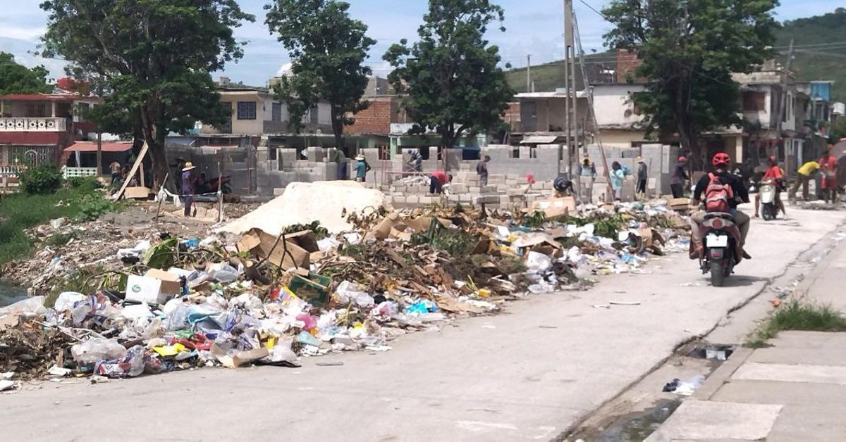 Between dirty water and garbage they build a new market in Holguín