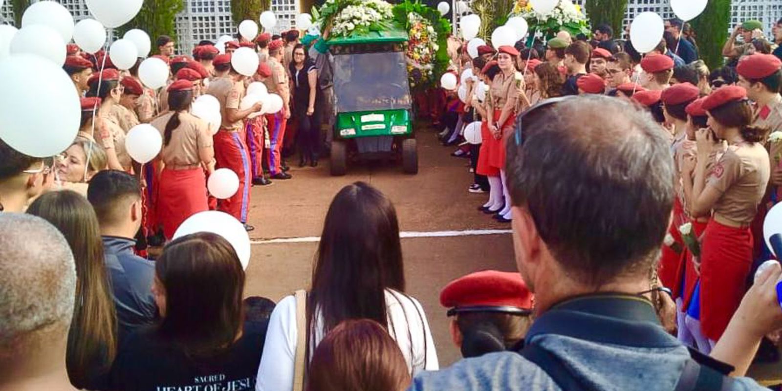 Burial of young man stabbed in DF marked by demand for justice