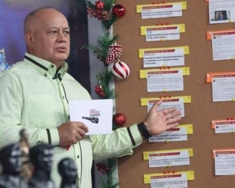 Cabello reports arrest of a person for writing "welcome ships" from the US